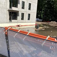«Вместе с квартирой получите бассейн во дворе»: в сети критикуют новостройку (ФОТО)