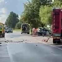 Трагедия на дороге в Елгаву: в тяжелой аварии погиб человек (видео)