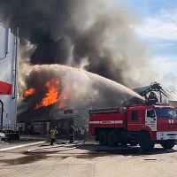 370 украинских дронов атаковали объекты в России. Горят НПЗ, склады, порты (ВИДЕО)