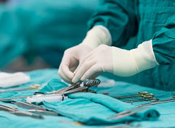 Austrumu slimnīcā kuņģa vēža pacientei veikta reta operācija, ļaujot saglabāt pilnvērtīgāku gremošanu