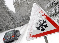 Otrdienas rītā apgrūtināta braukšana pa gandrīz visiem galvenajiem autoceļiem Latvijā