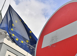 «Bloomberg»: ES plāno stingrākas sankcijas Krievijas bankām un naftas nozarei