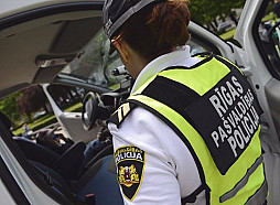 Rīgas mērs sola stingri sekot līdzi pašvaldības policijas iesaistes lietderībai cīņā ar nelegālajiem imigrantiem