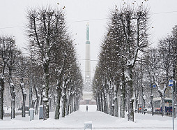 Svētdien daudzviet Latvijā turpināsies snigšana