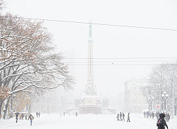 Gada pēdējā darba dienā vietām Kurzemē un Zemgalē stipri snigs