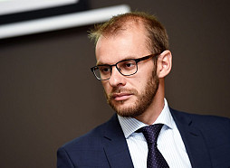Bijušais NVD vadītājs: Ģimenes deklarē dzīvesvietu citā valstī, lai tur saņemtu Latvijā neapmaksātas zāles
