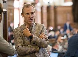 Gobzema krimināllietu par izspiešanu un neslavas celšanu turpinās iztiesāt nākamgad