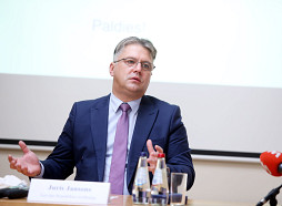 Tiesībsargs tomēr pārdomā un nolemj demisionēt