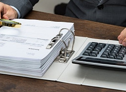 Saistībā ar IT iepirkumu lietu no amata atstādina vēl vienu VDAA amatpersonu un sāk noslēgto līgumu laušanu