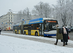 «Rīgas satiksme» sabiedriskā transporta kavējumus piektdienas rītā skaidro ar kontakttīkla bojājumiem