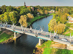 Valmierā Gaujā noplūdusi degviela