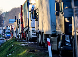 VID: Pēc Lietuvas un Baltkrievijas robežas slēgšanas ievērojami pieaugs kravas auto rinda Latvijas robežpunktos