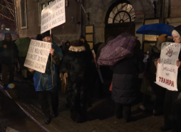 Viņš ir pret vakcināciju: skandalozā ārsta Medņa atbalsta akcija pulcē krietnu pūli ļaužu (FOTO)