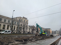 Izdangāts asfalts, armatūras gabali un sastrēgumi: kas darās uz Zemitāna tilta un ne tikai (FOTO)