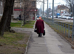 Valsts iestāžu kļūmes dēļ vairāki desmiti pensionāru netiek pie solītā pensijas pieauguma