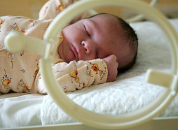 Rīgas Dzemdību namā pirmā šogad piedzimusi meitenīte