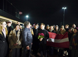 «Straumes» komandu pie Brīvības pieminekļa ieradušies sagaidīt vairāki simti cilvēku