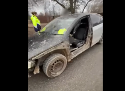 Likumsargi Limbažu pusē aptur nereģistrētu automašīnu bez durvīm un sēdekļiem