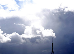 Nedēļas pēdējā dienā starp mākoņiem var parādīties saule