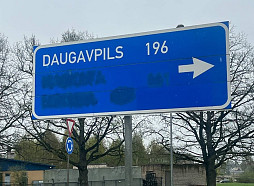 Ceļazīmju nomaiņa ar norādēm uz Krievijas un Baltkrievijas pilsētām patlaban nav prioritāra