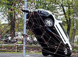 Babītē sirmgalve ar auto iebraukusi bērnu rotaļu laukuma tīkla konstrukcijā