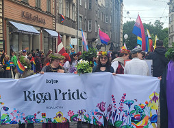 Varavīksnes krāsas karogu ieskauts, Rīgā noris praida gājiens