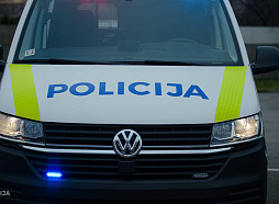 Divus policistus attaisno apsūdzībās par dienesta pilnvaru pārsniegšanu ģimenes strīdā