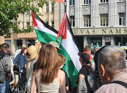 Rīgā desmitiem cilvēku pulcējas Izraēlas un Palestīnas atbalstītāju pasākumos