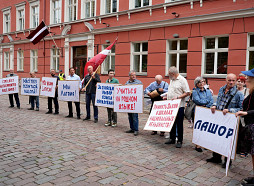 Jaunā mācību gada priekšvakarā aptuveni 50 cilvēku protestē pret pāreju uz mācībām latviešu valodā