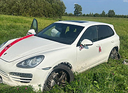 Latgalē nelegālo migrantu pārvadāšanai izmantots kā uz kāzām dekorēts «Porsche»