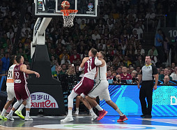 Latvijas basketbolisti Eiropas čempionātu beidz ar zaudējumu astotdaļfinālā mačā ar Lietuvu