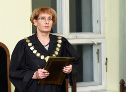 No amata atstādina, iespējams, dienesta stāvokļa ļaunprātīgā izmantošanā vainoto tiesnesi Siliņeviču