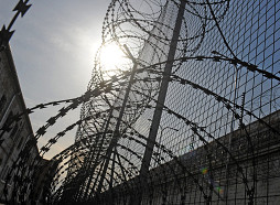 Vīrietim par dzīvesbiedres izvarošanas un nonāvēšanas mēģinājumu piespriež teju astoņus gadus cietumā