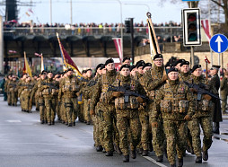 Jaunieši aicināti pieteikties jūlija valsts aizsardzības dienesta iesaukumam Ādažos, Lielvārdē, Alūksnē, Lūznavā un Skrundā