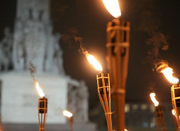 Lāčplēša dienas lāpu gājienā no Brāļu kapiem devušies vairāki simti cilvēku