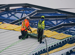 Jaunajā Rīgas Centrālās stacijas ēkā sākti jumta uzklāšanas darbi