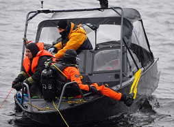 Slikto laikapstākļu dēļ VUGD pārtrauc Daugavā iebraukušās automašīnas izcelšanas darbus