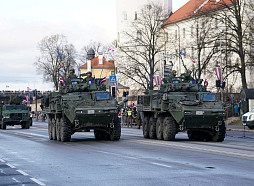 Militārā parāde Daugavmalā pulcējusi tūkstošiem skatītāju