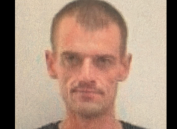 Policija meklē no Sarkandaugavā avarējuša auto aizbēgušu vīrieti