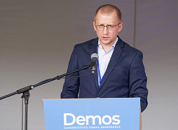 Īsi pēc dibināšanas biedrību «Bez partijām» pamet viens no dibinātājiem Baško