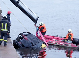 Glābēji izcēluši ceturtdien Daugavā iebraukušo automašīnu