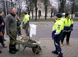 Pret autoceļu lietošanas nodevu komercauto līdz 3,5 tonnām pie MK protestē arī vairāki opozīcijas politiķi