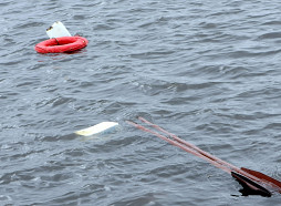 Piektdien Ludzas novadā ezerā apgāzusies laiva ar vairākiem cilvēkiem