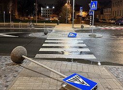 Rīgā stiprais vējš nodarījis postījumus ēku fasādēm, ceļazīmēm un luksoforiem