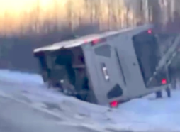 Uz Ventspils šosejas apgāzies «Talsu autotransporta» pasažieru autobuss