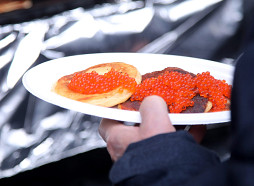 Masļeņicas svinību laikā Liepājā aiztur vīrieti par padomju simbolikas demonstrēšanu