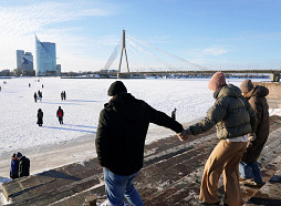 Drošības apsvērumu dēļ Rīgā cilvēkiem aizliegs uzturēties uz Daugavas ledus