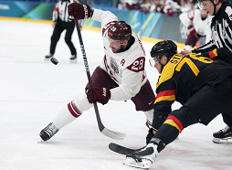 Latvijas hokejisti olimpisko spēļu turnīrā uzvar Vāciju