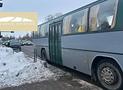 Jelgavā ceturtdien avarējis kaimiņu novada skolēnu autobuss