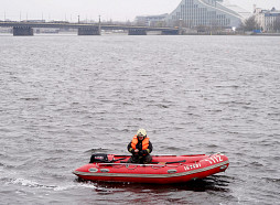 Daugavas apkārtnē turpina meklēt, iespējams, upē no Akmens tilta iekritušu cilvēku